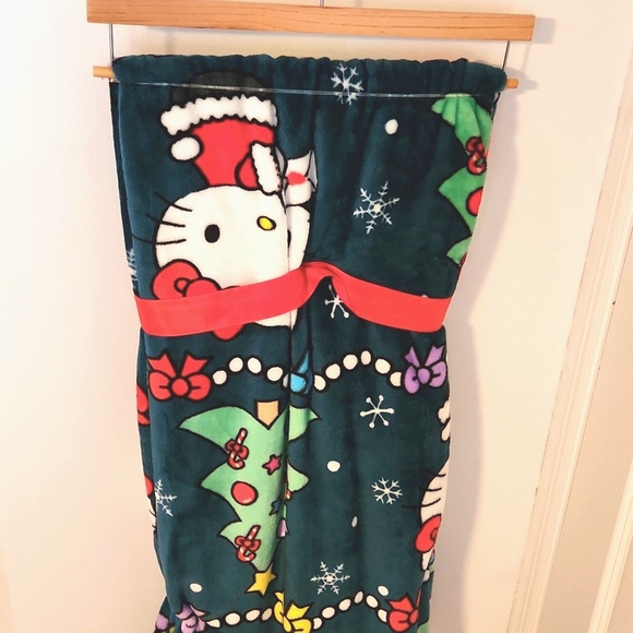 Hello Kitty Forest Green Holiday Christmas Plush Throw 60in x 70in NWT - Picture 6 of 6